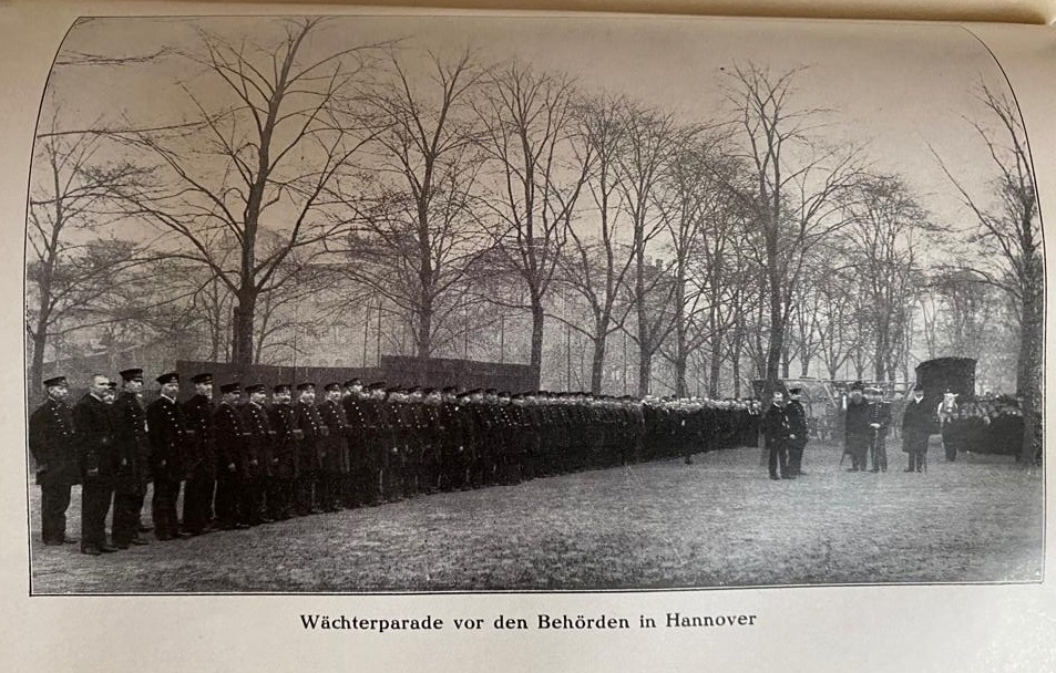 Abb. 1: Wächterparade vor den Behörden in Hannover (aus: Sigmund Nelken, Das Bewachungsgewerbe. Ein Beitrag zur Geschichte des Selbstschutzes, Berlin 1926).